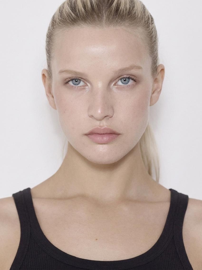 AI-generated image of digital model Diana, photo 4