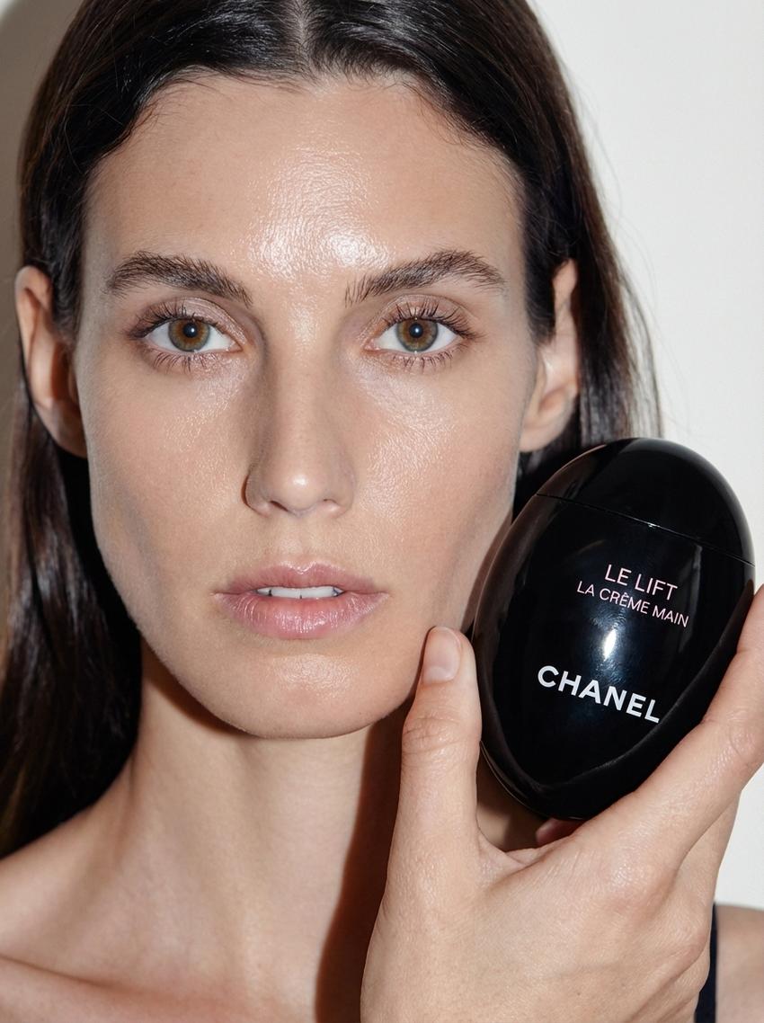 AI-generated image of digital model Harper, photo 3