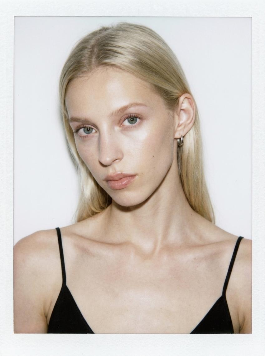 AI-generated image of digital model Tessa, photo 2