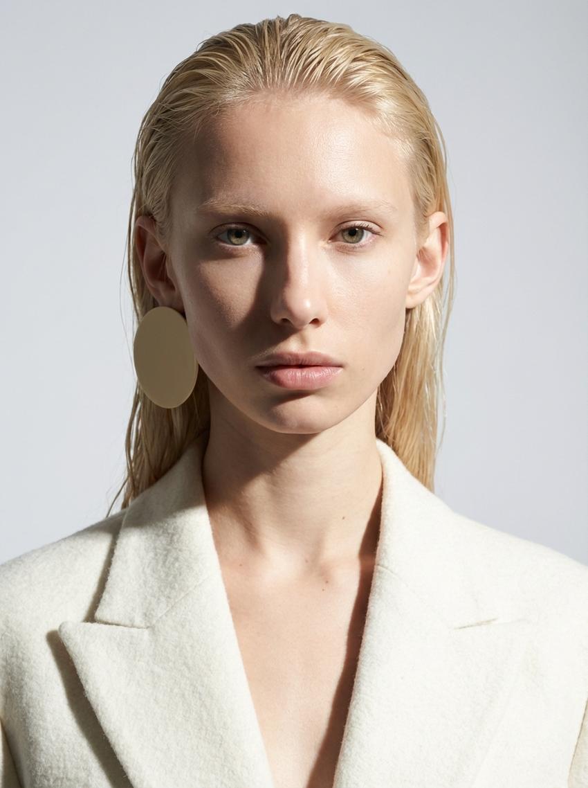 AI-generated image of digital model Tessa, photo 3